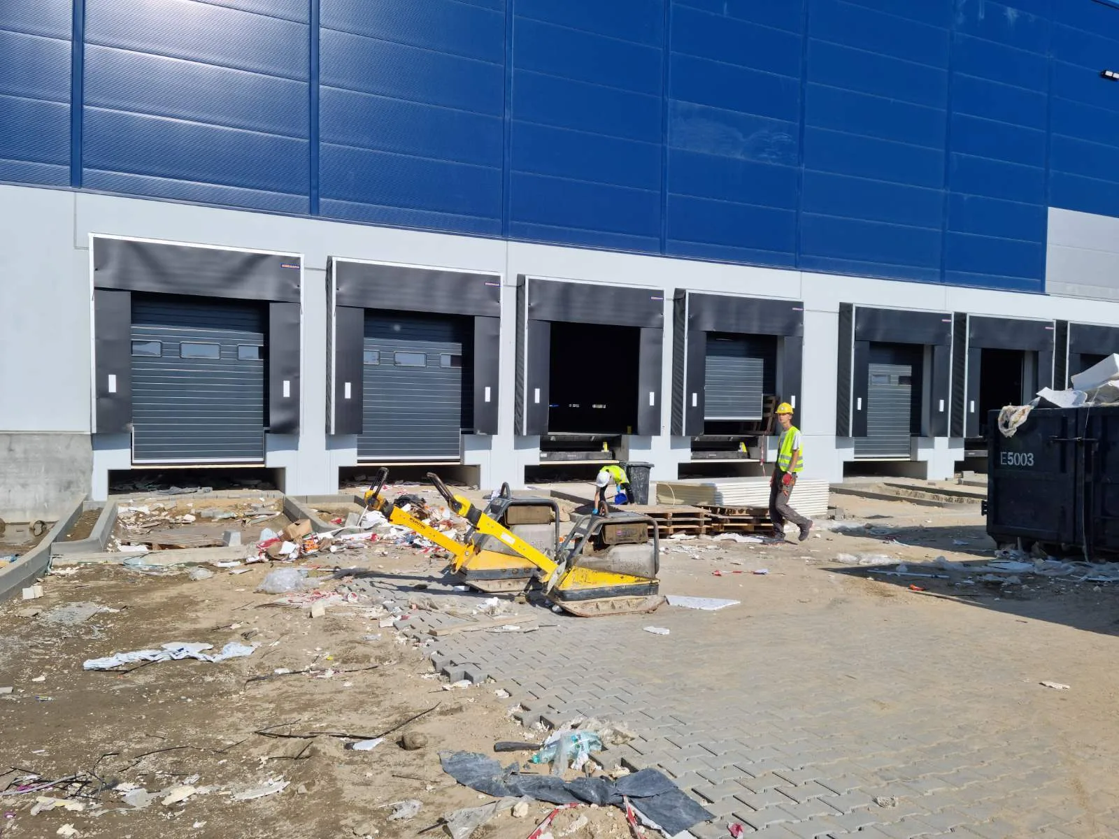 Bramy przemysłowe w Centrum Logistycznym