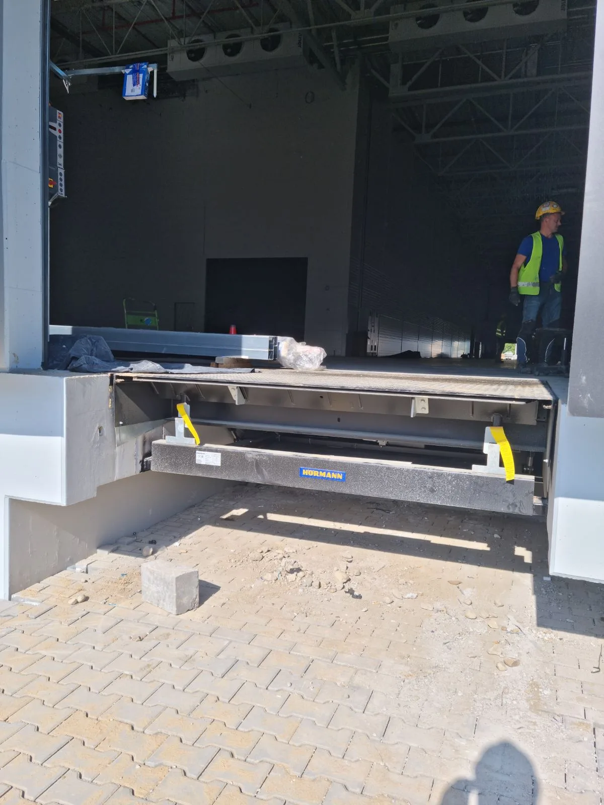 Bramy przemysłowe w Centrum Logistycznym