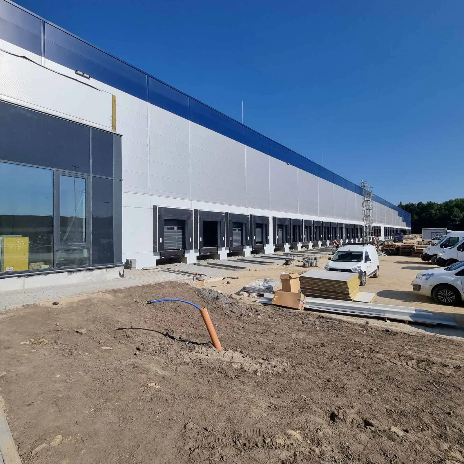 Bramy przemysłowe w Centrum Logistycznym