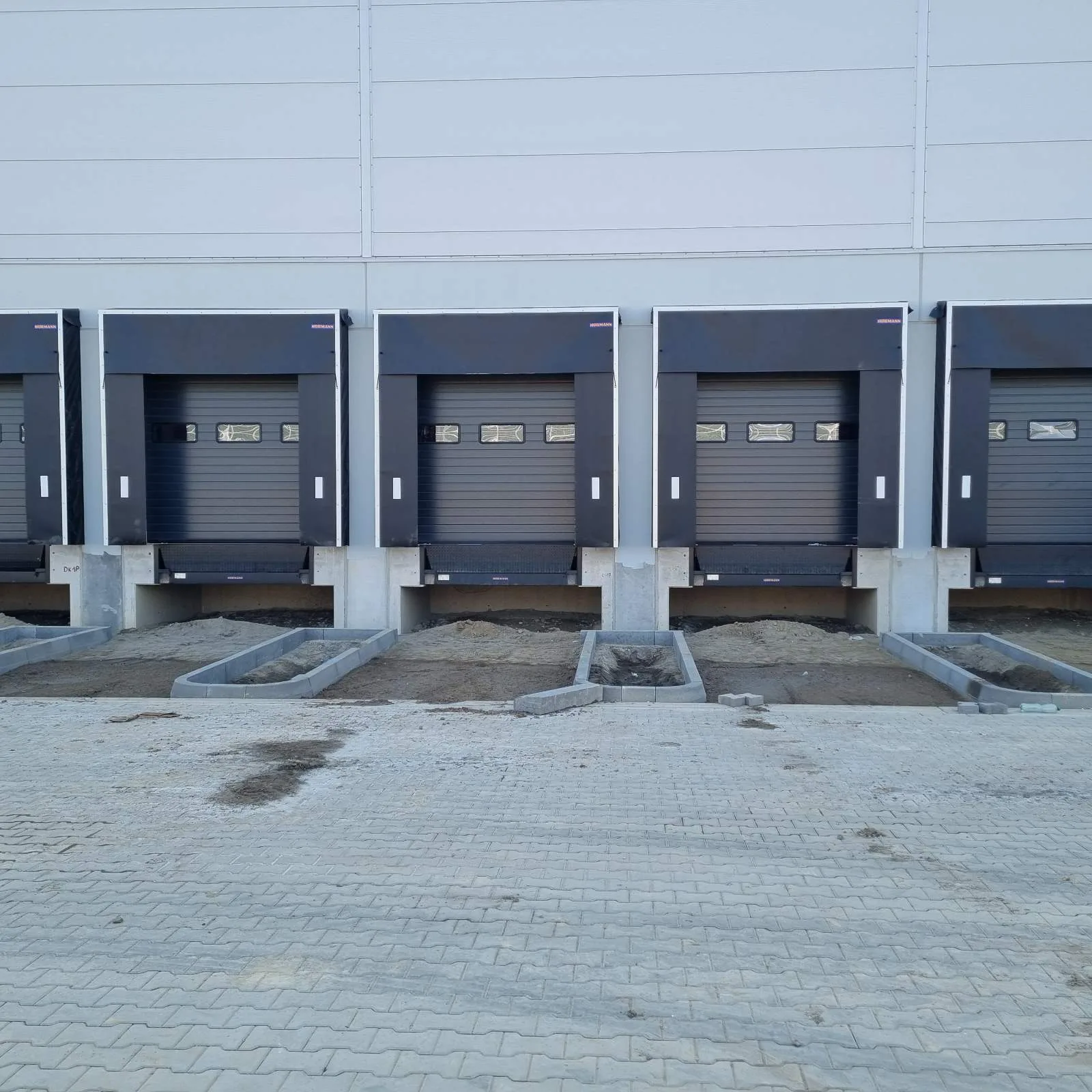 Bramy przemysłowe w Centrum Logistycznym