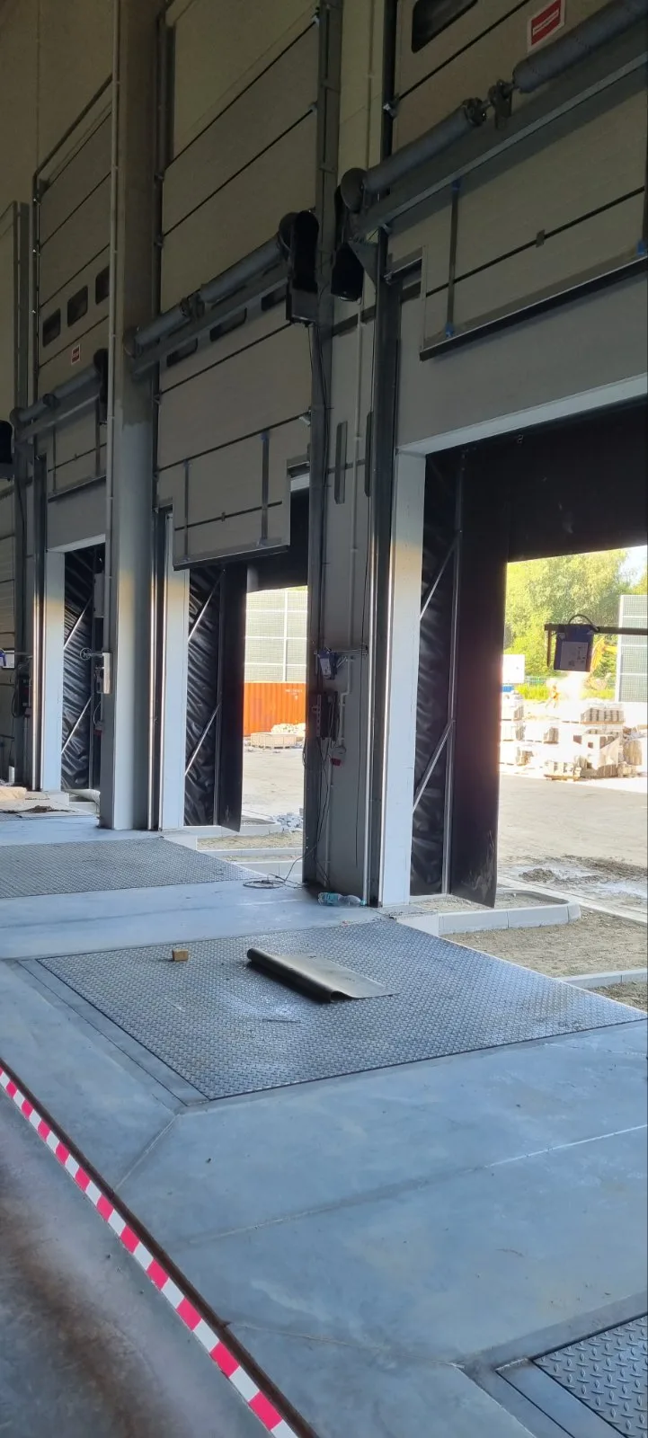 Bramy przemysłowe w Centrum Logistycznym
