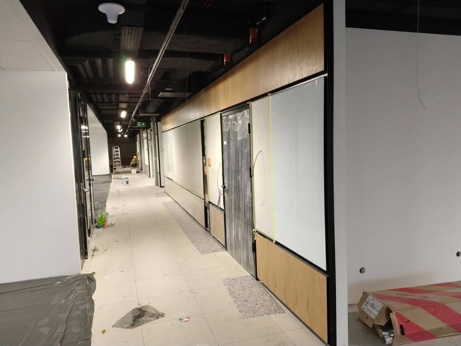 Hole w Face2Face Business Campus