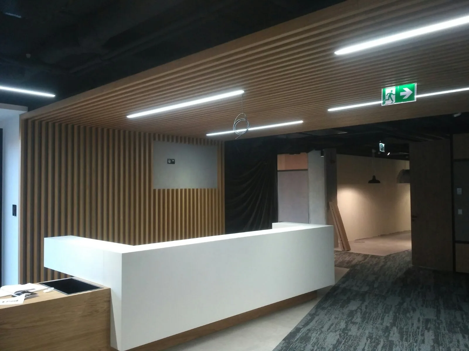 Hole w Face2Face Business Campus