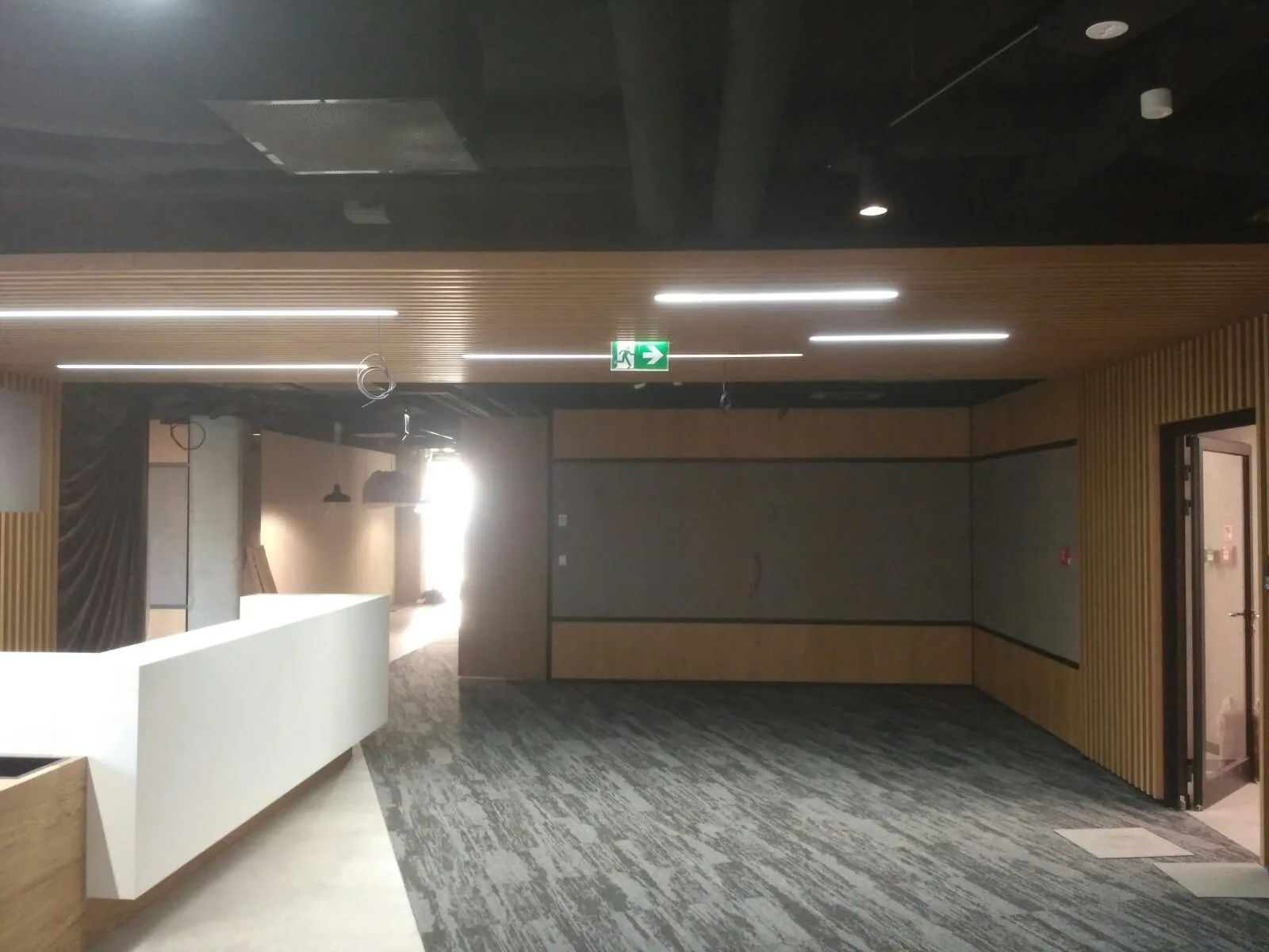 Hole w Face2Face Business Campus