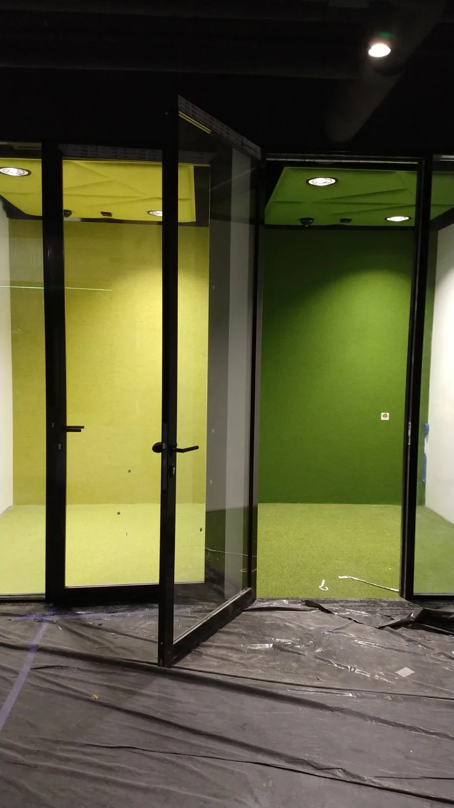 Hole w Face2Face Business Campus